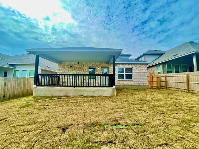 a view of a backyard