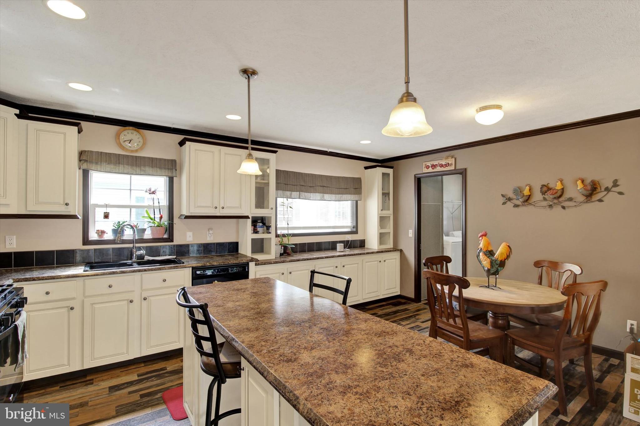 3450 Mountain Road Hamburg, PA 19526 - Photo 9 of 28 Kitchen and dining area