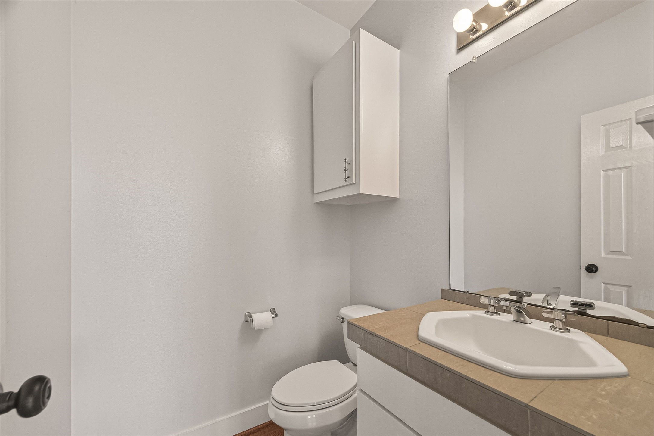 5665 Larkin Street Houston, TX 77007 - Photo 27 of 36 2nd floor half bath