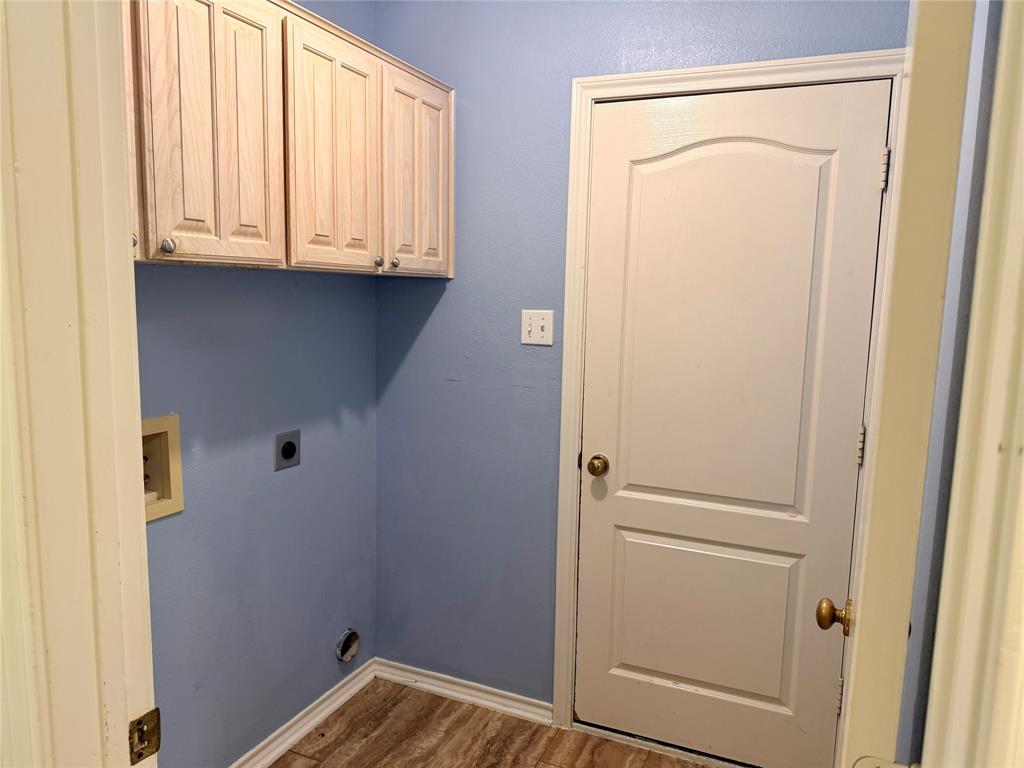 7632 Arbor Ridge Court Fort Worth, TX 76112 - Photo 11 of 19 a bathroom with a window