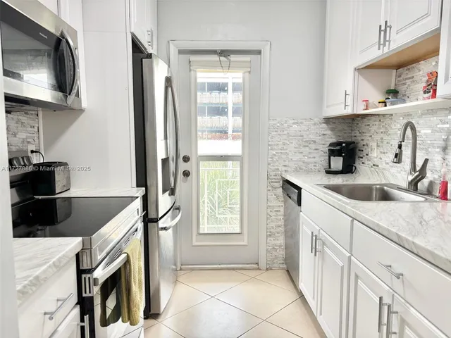 $279,900 | 2600 Diana Drive, Unit 318, Hallandale Beach, FL 33009