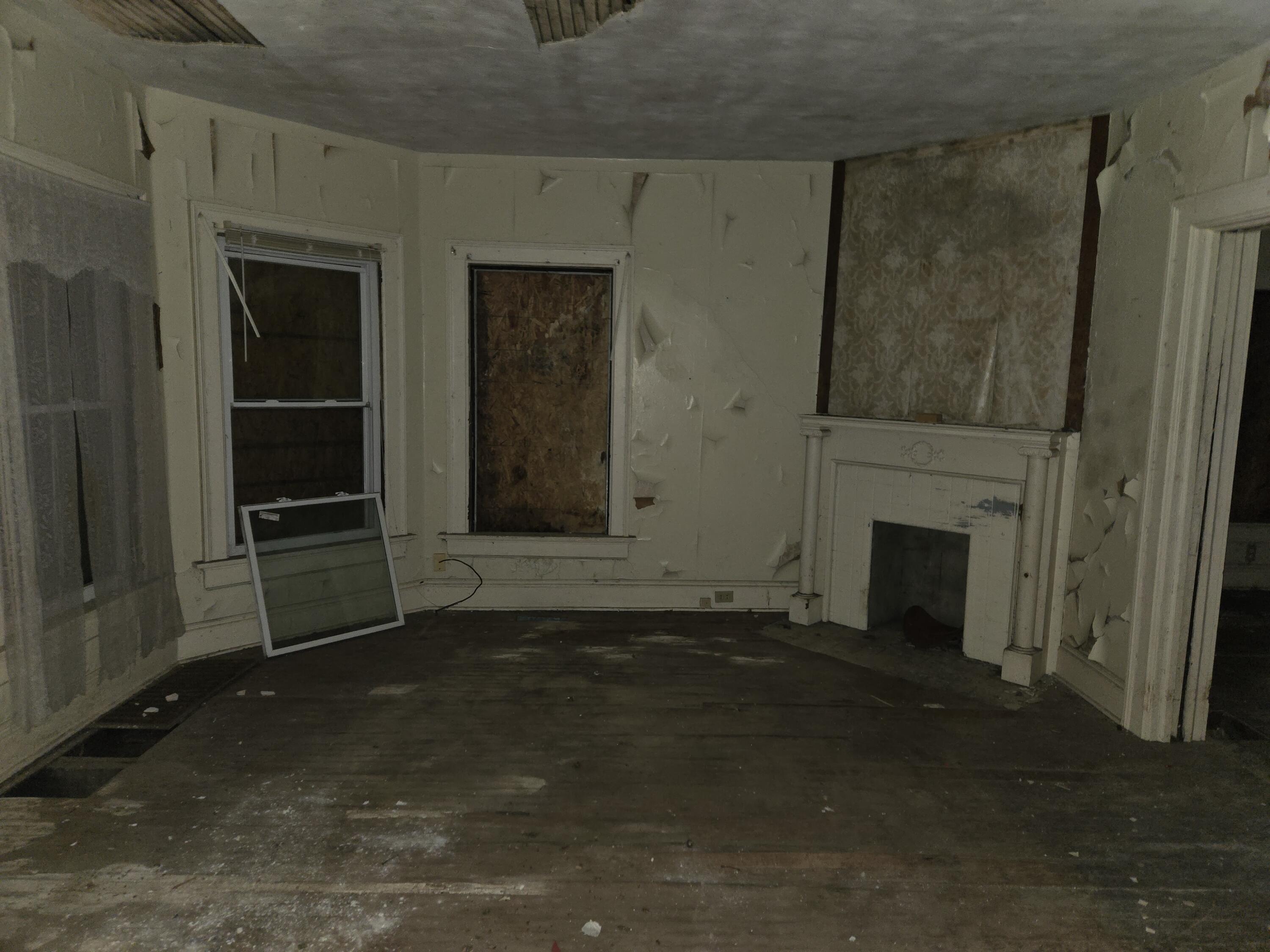 727 West High Street Springfield, OH 45506 - Photo 11 of 34 Living rm. w-fireplace