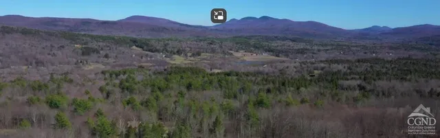 a view of a back yard