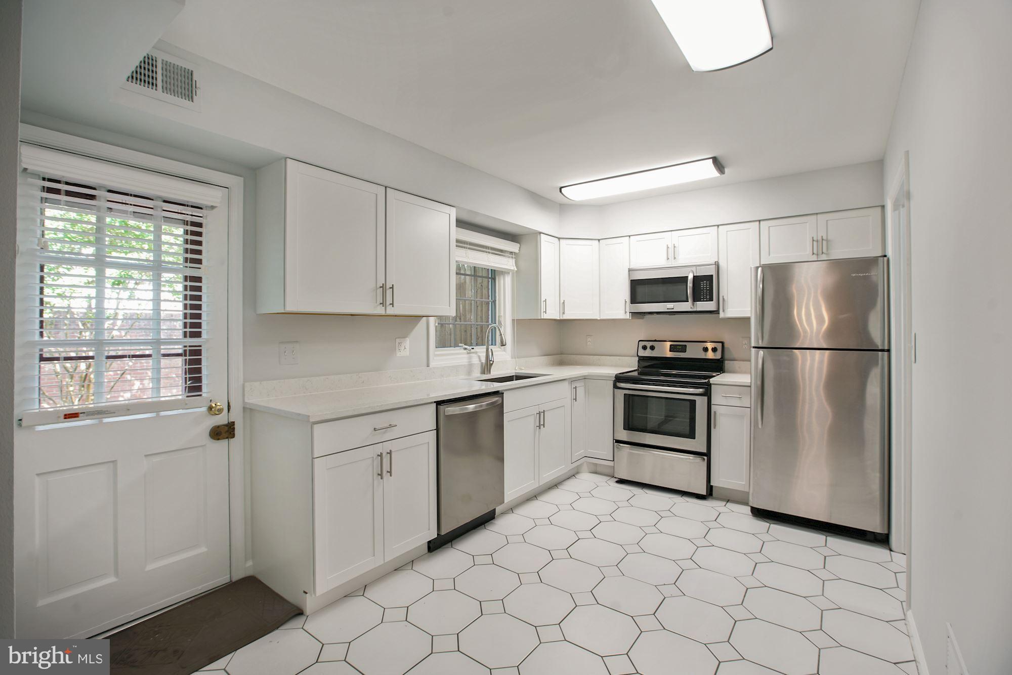 6002 Waterbury Court Springfield, VA 22152 - Photo 7 of 31 Kitchen with brand new cabinets and countertops