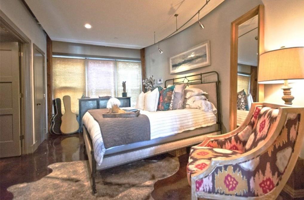 320 Peters Street Southwest, Unit 10 Atlanta, GA 30313 - Photo 10 of 20 a living room with furniture and a large window