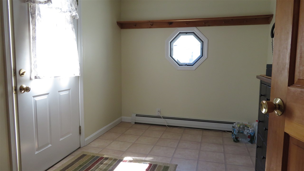 483 Mammoth Road Londonderry, NH 03053 - Photo 11 of 35