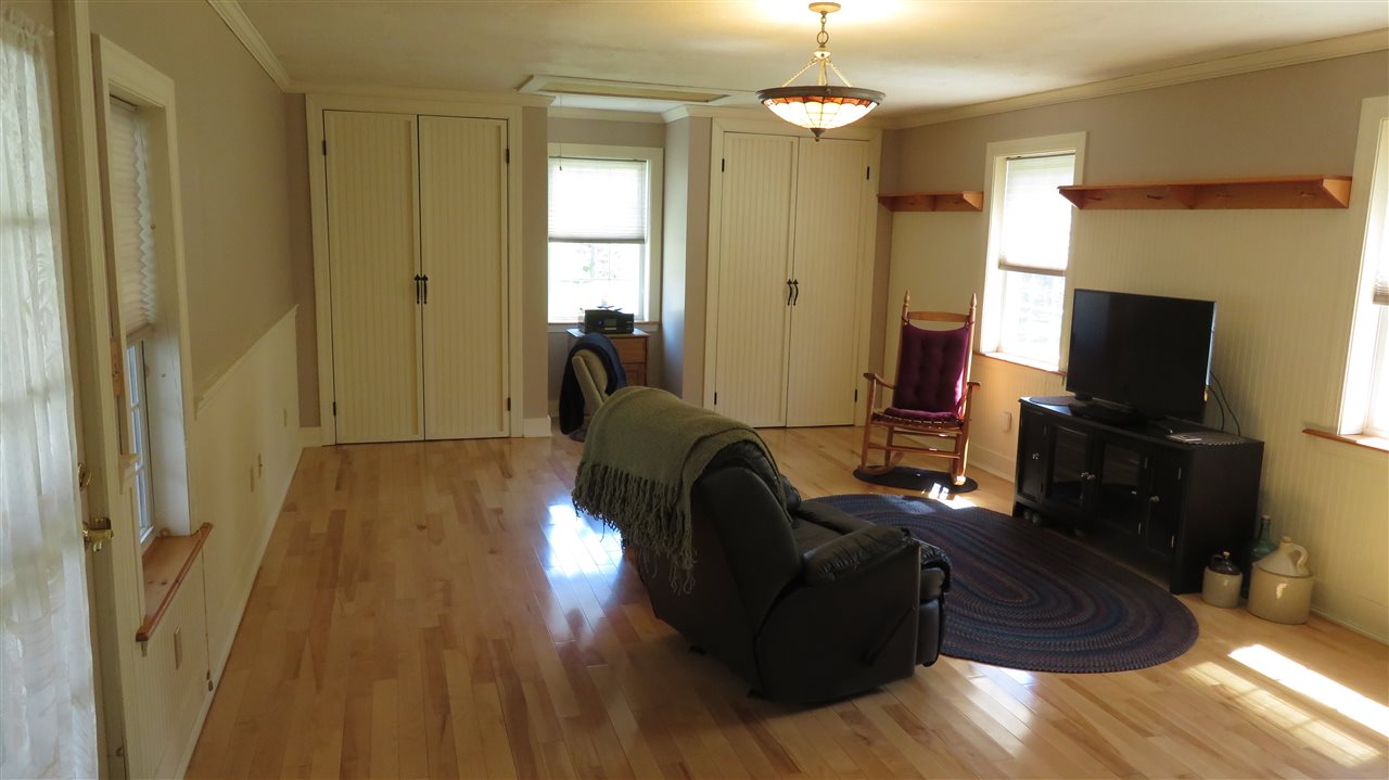 483 Mammoth Road Londonderry, NH 03053 - Photo 12 of 35