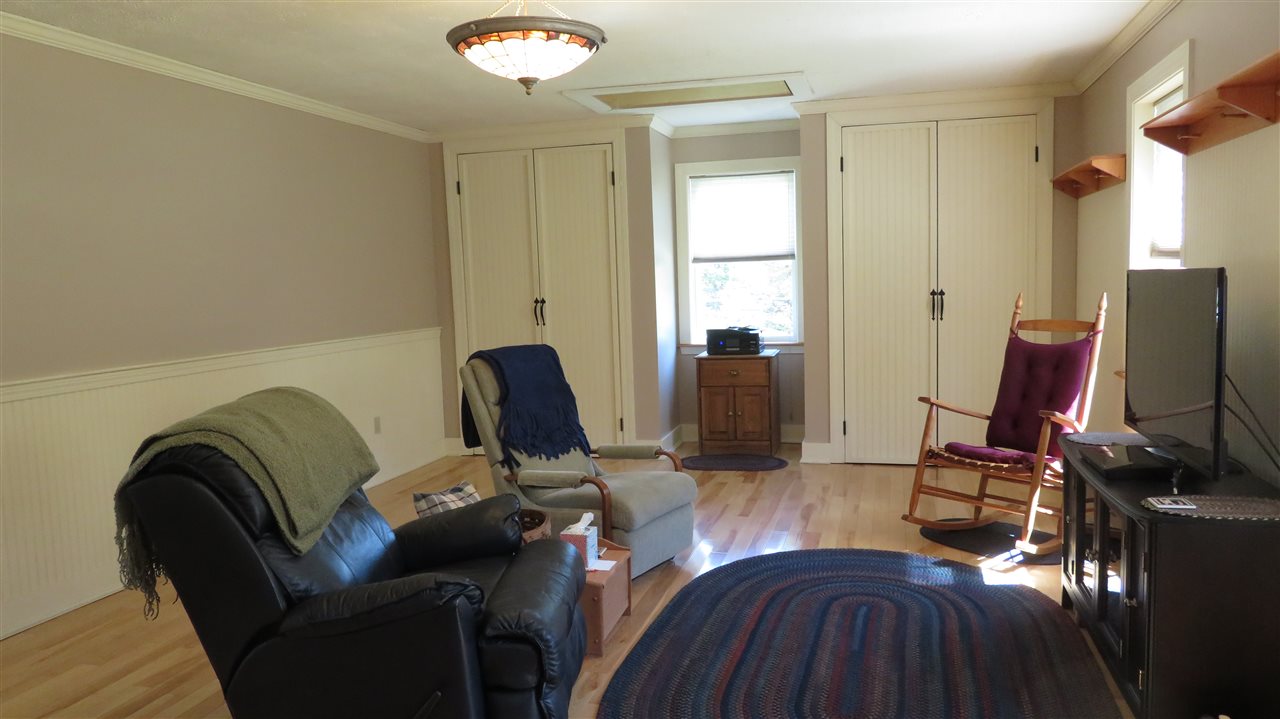 483 Mammoth Road Londonderry, NH 03053 - Photo 14 of 35