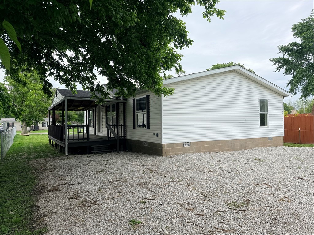 307 West 7th Street St. Elmo, IL 62458 - Photo 2 of 17 a front view of a house with a garden