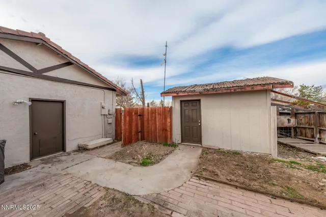 a view of a backyard