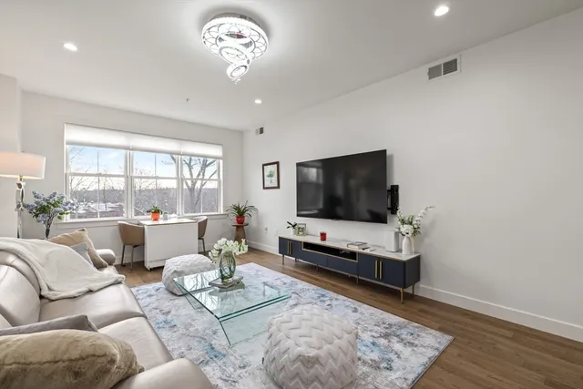 $695,000 | 9 Independence Avenue, Unit 307, Braintree, MA 02184