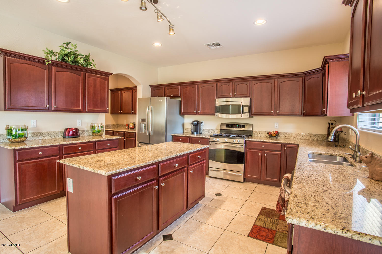 4313 East Folgers Road Phoenix, AZ 85050 - Photo 5 of 22 Kitchen Cabinets