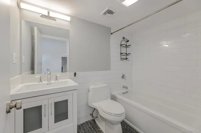 $1,300,000 | 9 Lyons Place, New Rochelle, NY 10801