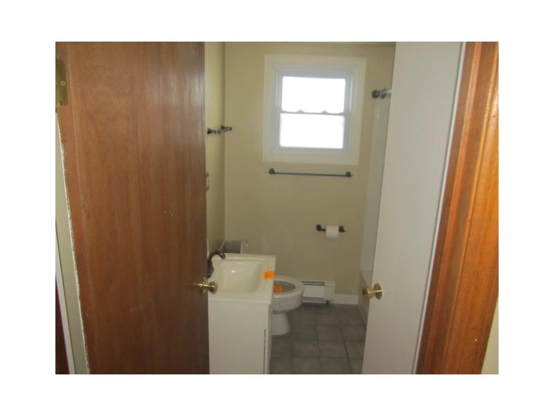74 Frazier Avenue McKees Rocks, PA 15136 - Photo 10 of 11 Full Bath.
