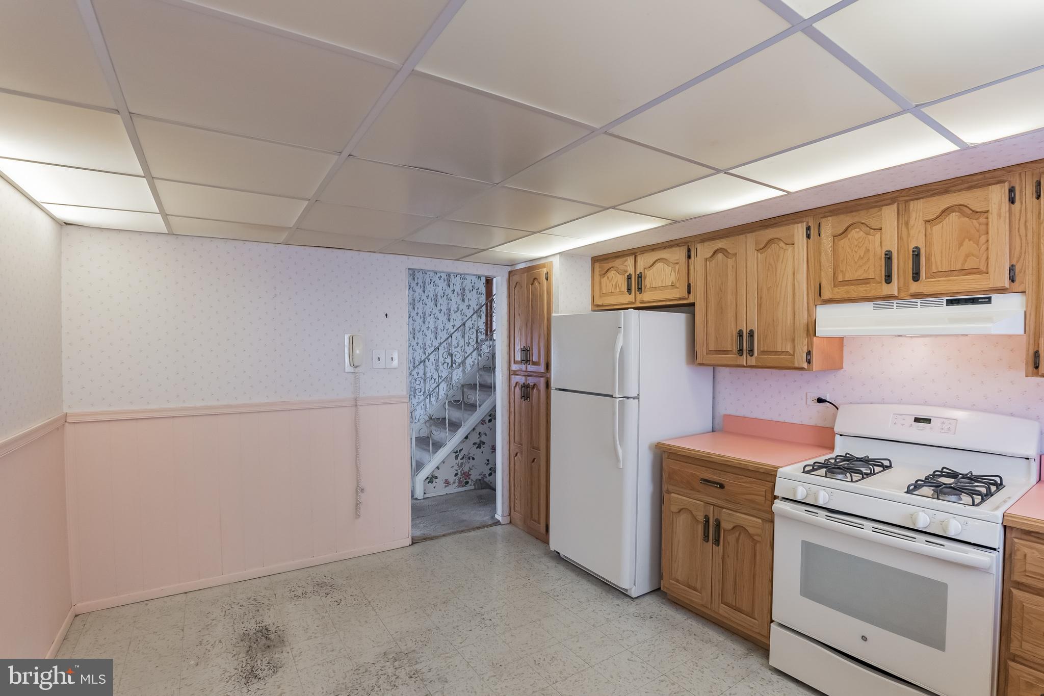 338 Hogeland Road Southampton, PA 18966 - Photo 12 of 29 Kitchen With Gas Stove