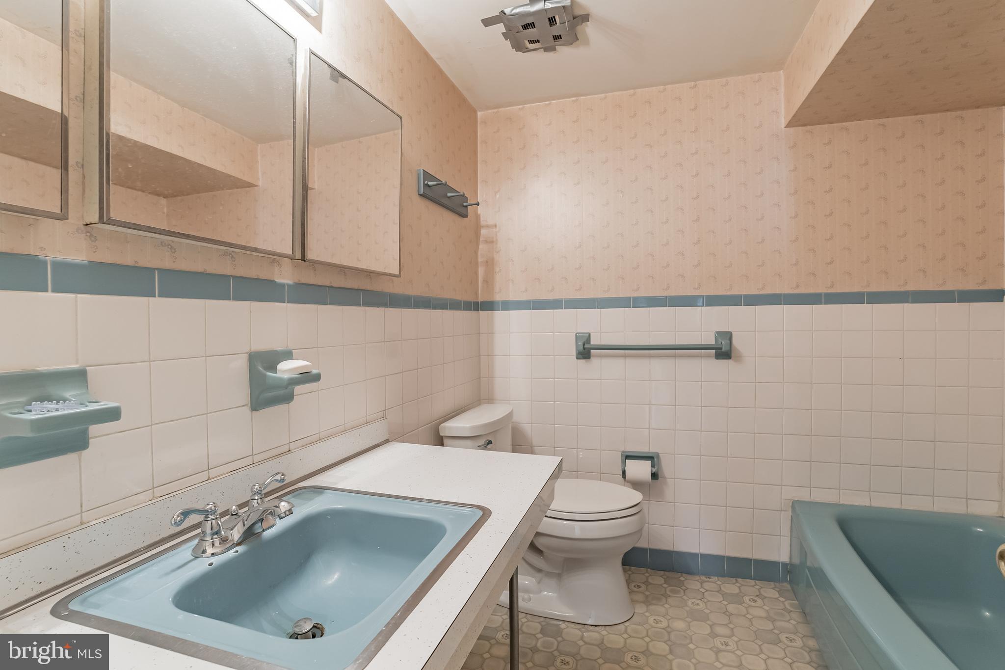 338 Hogeland Road Southampton, PA 18966 - Photo 18 of 29 Upper Level Hallway Full Bathroom