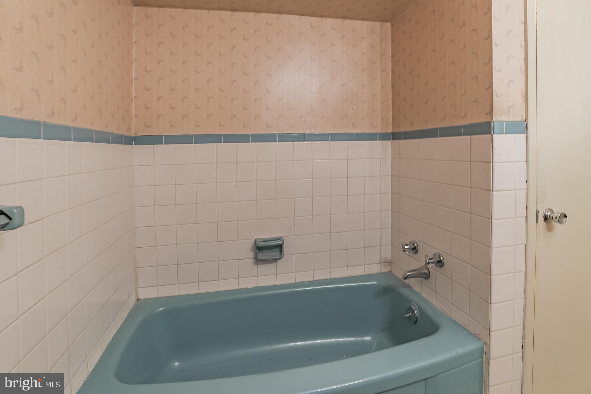 338 Hogeland Road Southampton, PA 18966 - Photo 19 of 29 Upper Level Full Bathroom With Tub