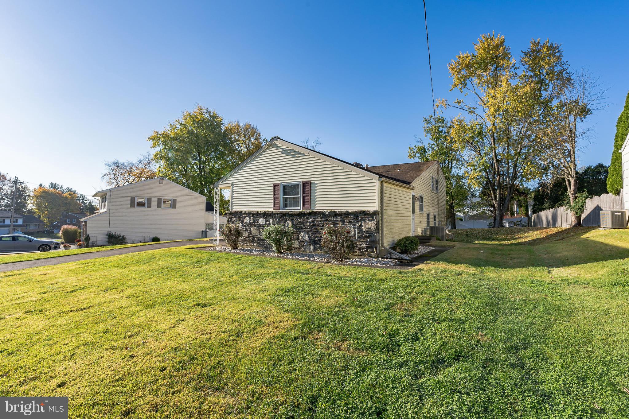 338 Hogeland Road Southampton, PA 18966 - Photo 3 of 29 Right Side View