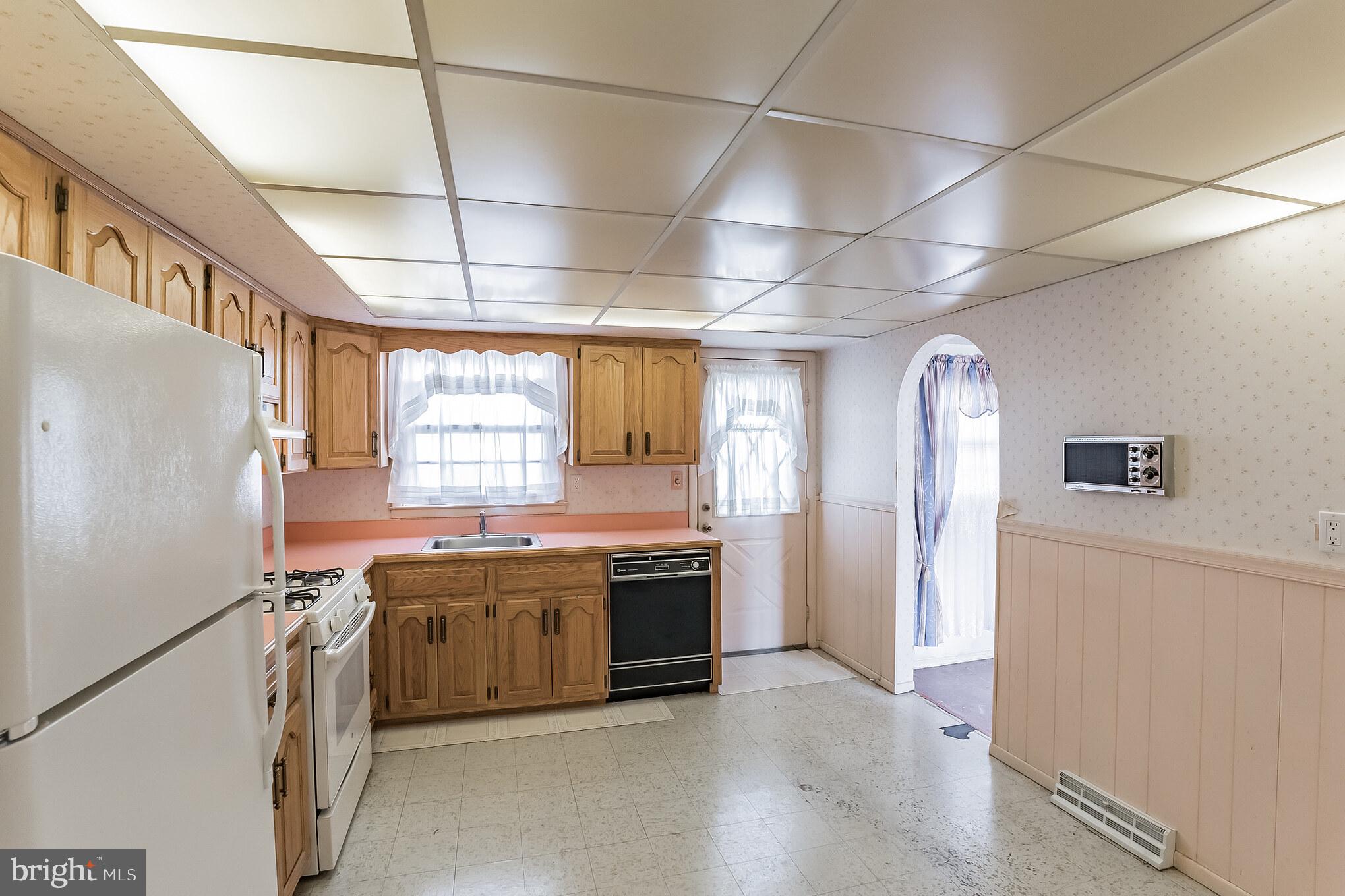 338 Hogeland Road Southampton, PA 18966 - Photo 10 of 29 Kitchen With Raised Panel Cabinets