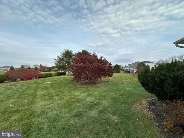 a view of a house with backyard