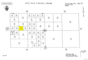 a black and white photo of a book shelf