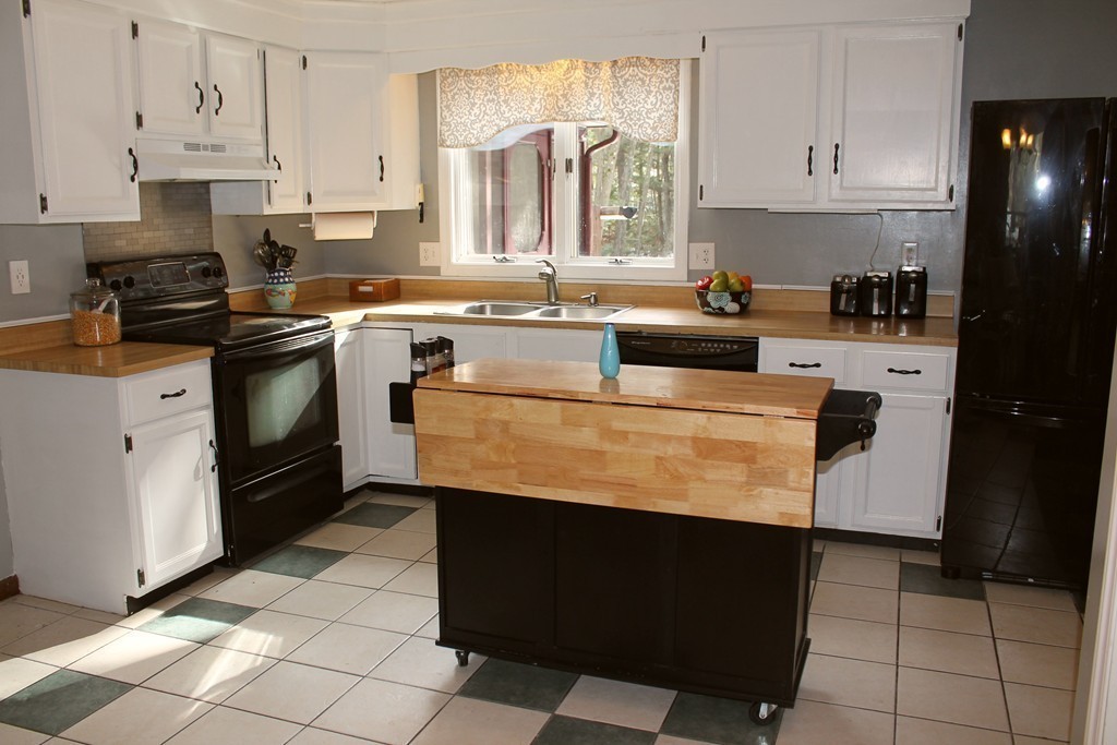 252 Loudville Road Easthampton, MA 01027 - Photo 4 of 17
