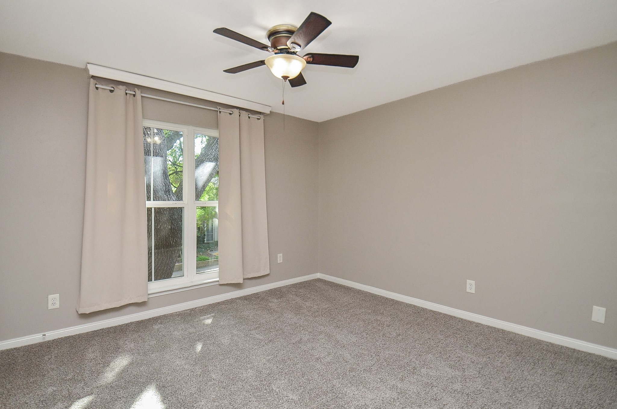 850 Threadneedle Street, Unit 75 Houston, TX 77079 - Photo 15 of 23 Bedroom #1