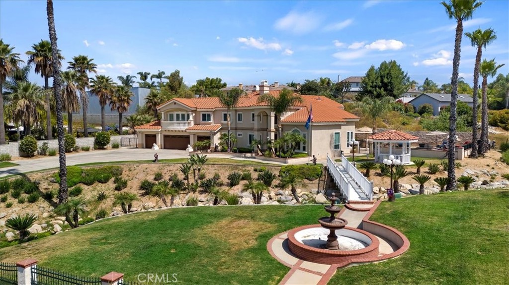 a view of a houses with a yard