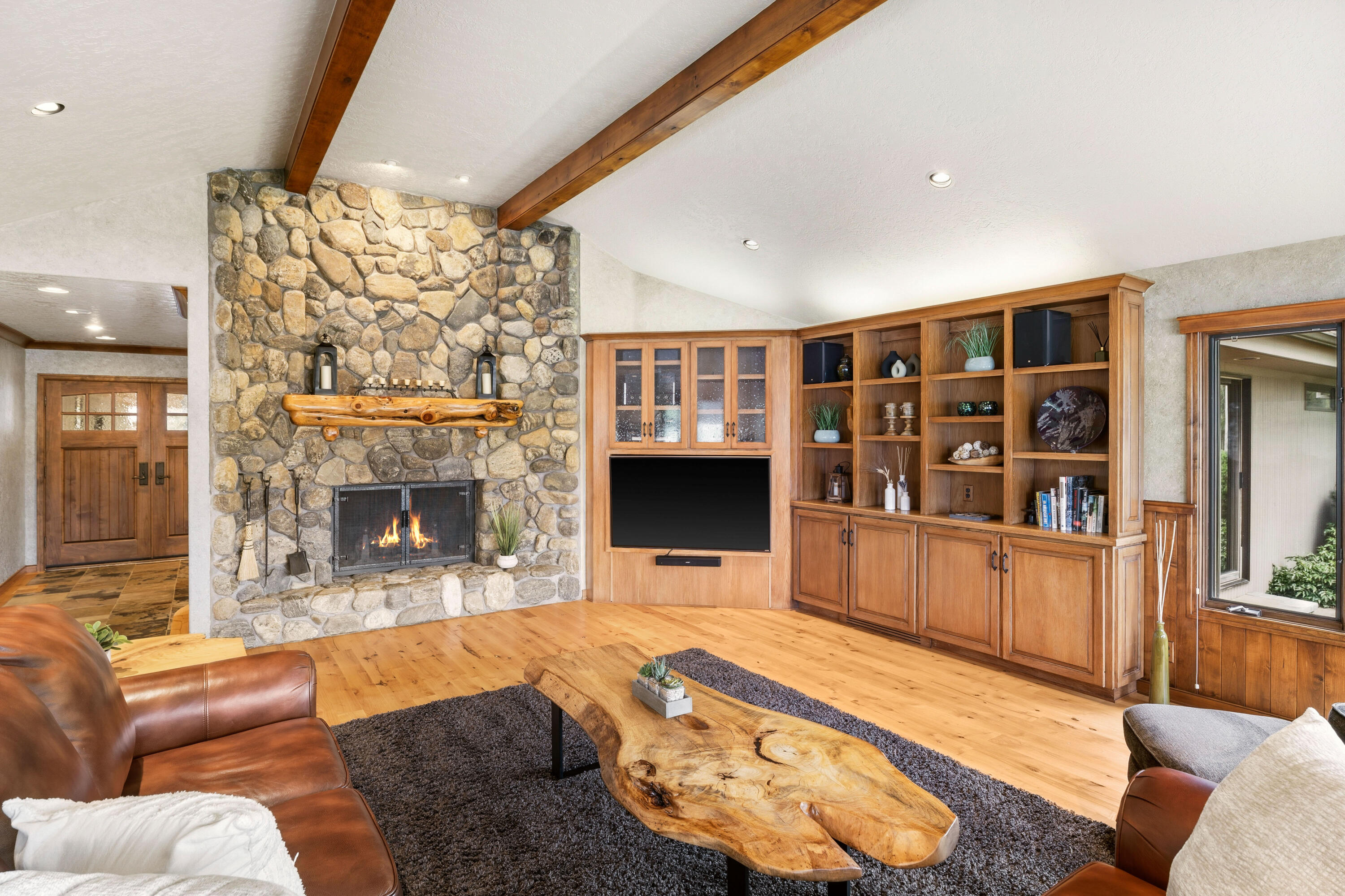 17995 North Course Lane, Unit 8 Sunriver, OR 97707 - Photo 9 of 44 Floor to ceiling rock fireplace