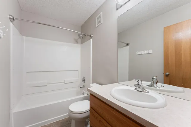 $215,000 | 4826 Elm Drive North, Unit 4, Hugo, MN 55038