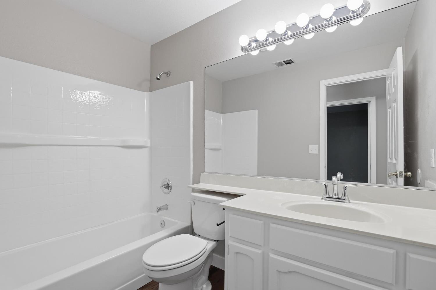 620 Teesdale Road Yuba City, CA 95991 - Photo 25 of 48 Hall Full Bath