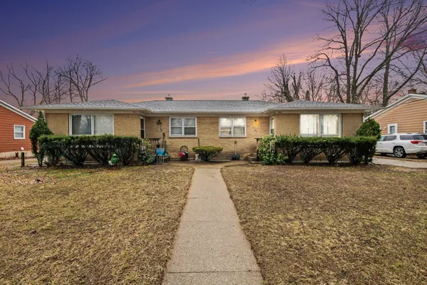 $395,000 | 930-932 Lancashire Court Southeast, Grand Rapids, MI 49508