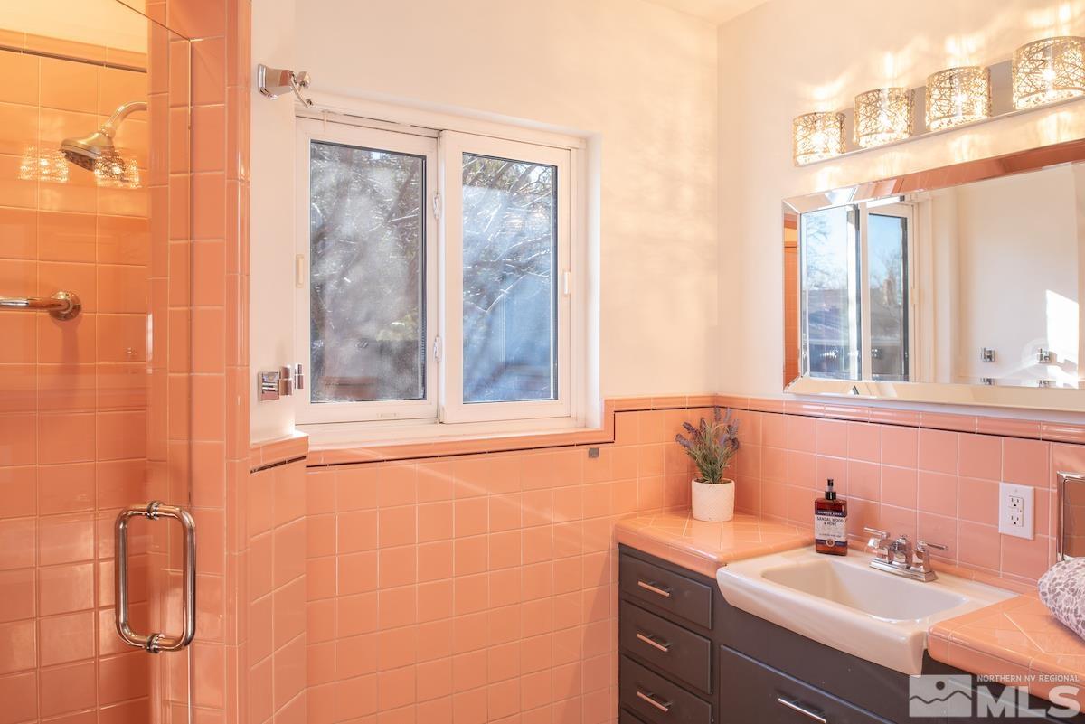 1500 Sharon Way Reno, NV 89509 - Photo 23 of 31 a bathroom with a sink vanity and a mirror