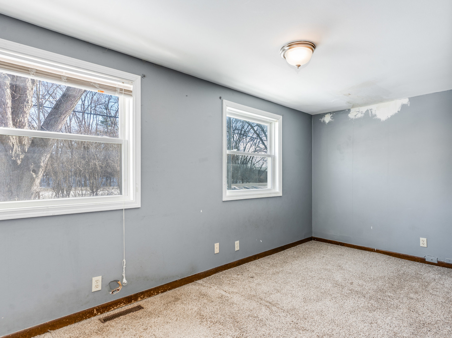 25216 River Road Lake Barrington, IL 60010 - Photo 16 of 36 an empty room with a window