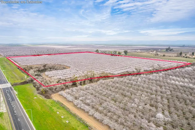 a view of a tennis court