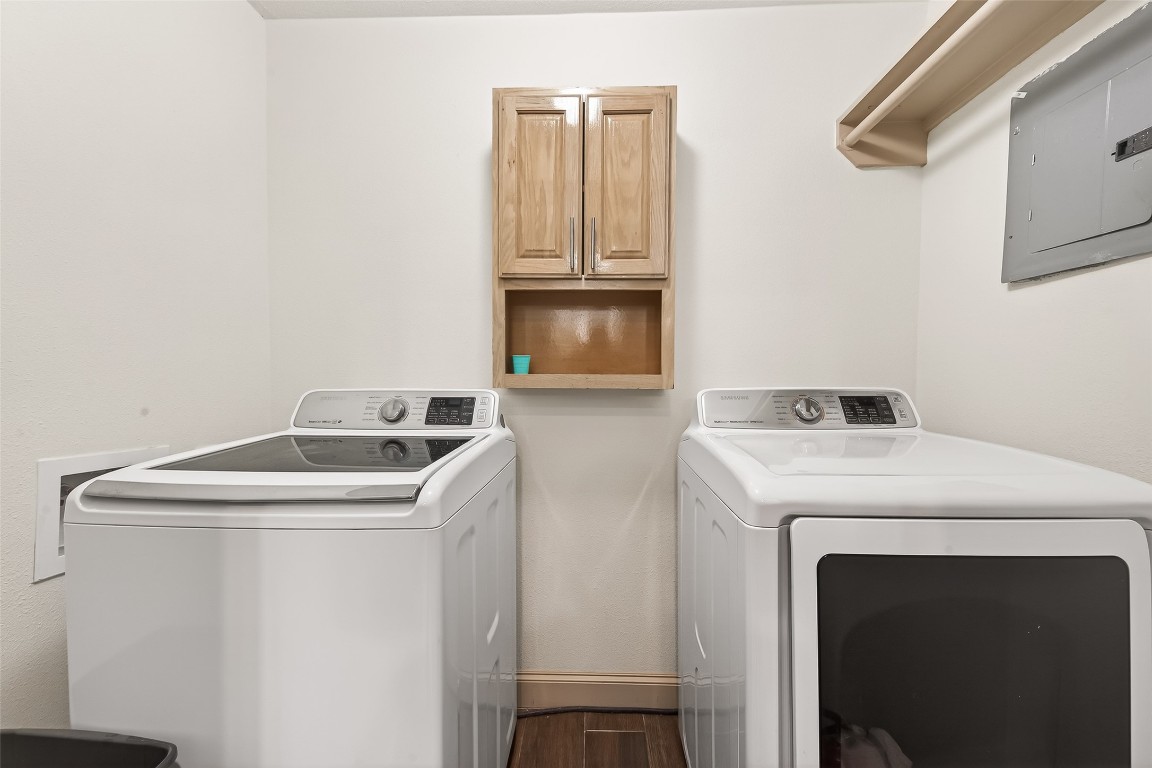 3684 Ocee Street Houston, TX 77063 - Photo 14 of 32 a utility room with dryer and washer