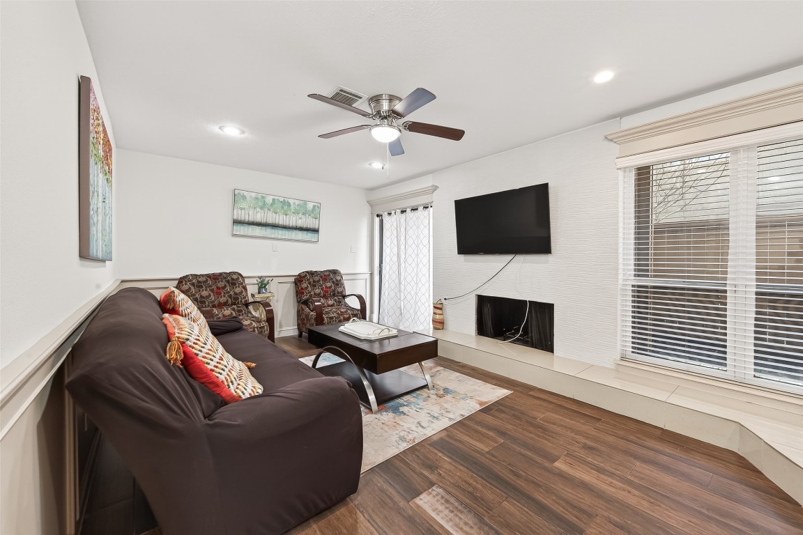 3684 Ocee Street Houston, TX 77063 - Photo 5 of 32