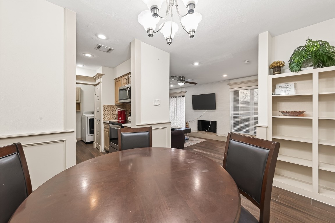 3684 Ocee Street Houston, TX 77063 - Photo 7 of 32