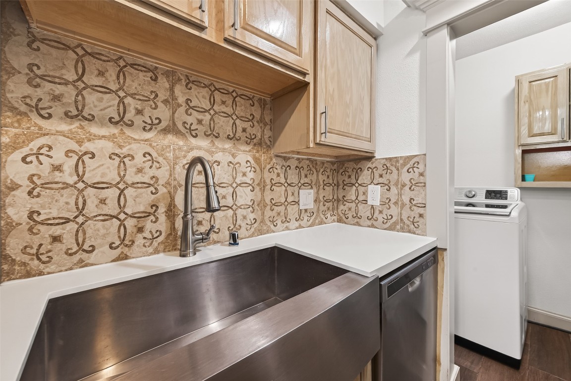 3684 Ocee Street Houston, TX 77063 - Photo 10 of 32