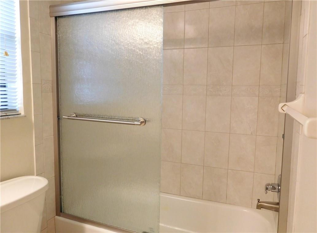 2650 Greenwood Terrace, Unit G222 Boca Raton, FL 33431 - Photo 15 of 33 Tub with new glass doors