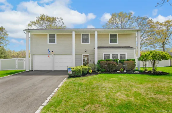 $669,000 | 18 Calico Tree Lane, Coram, NY 11727