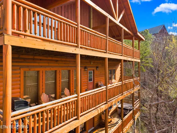 $1,389,999 | 1643 Barn Door Lane, Sevierville, TN 37862