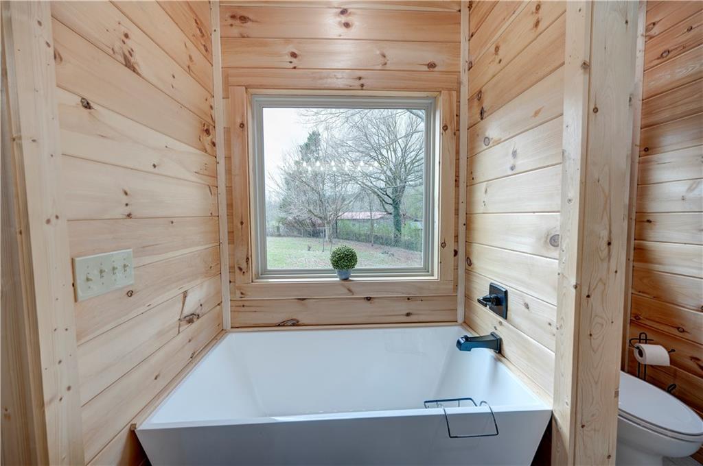2092 Pleasant Hill Road Northeast Ranger, GA 30734 - Photo 26 of 88 a bathroom with a bathtub and window