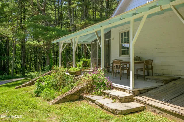a view of a house with backyard and porch