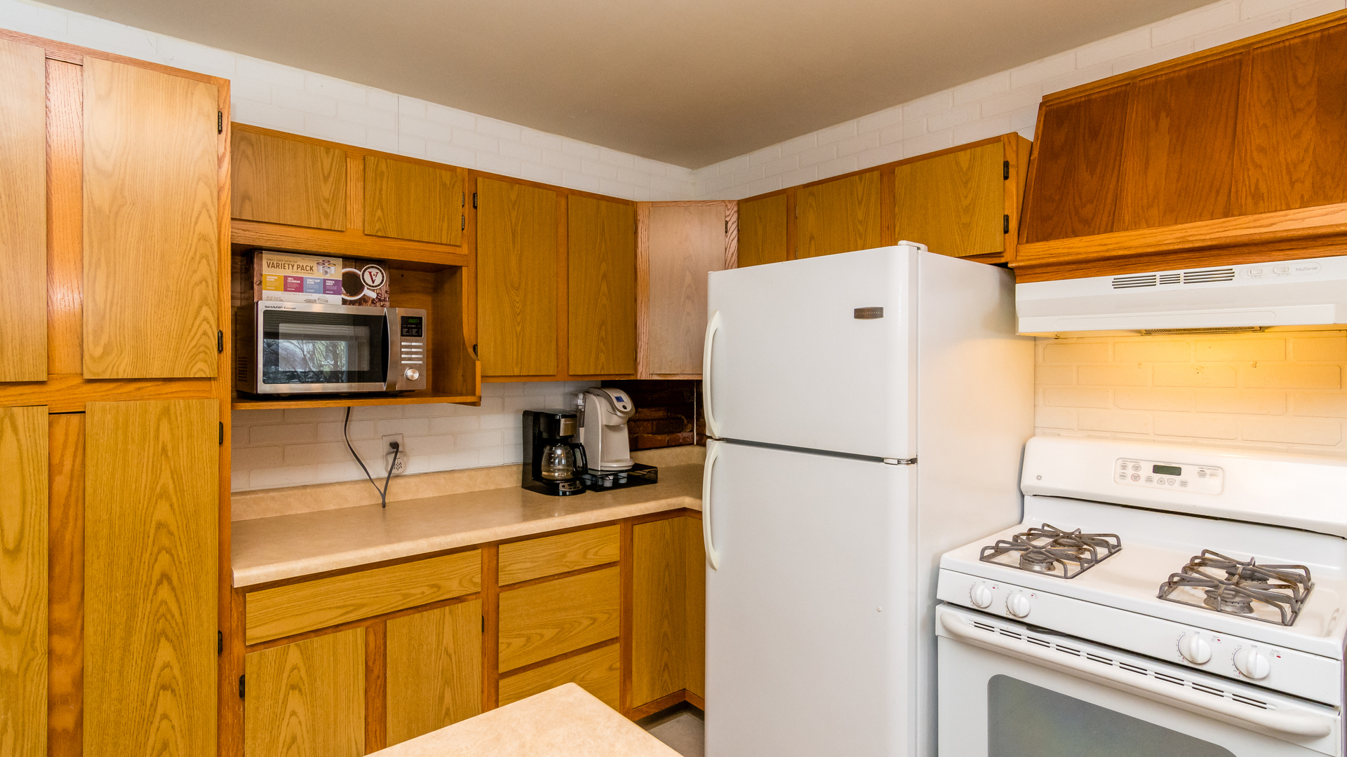 313 Healy Avenue Romeoville, IL 60446 - Photo 14 of 24 a white refrigerator freezer sitting in a kitchen