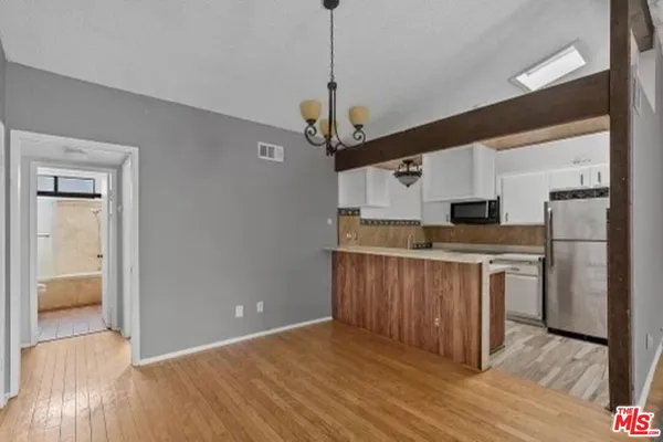 $2,200 | 18433 Hatteras Street, Unit 207, Tarzana, CA 91356