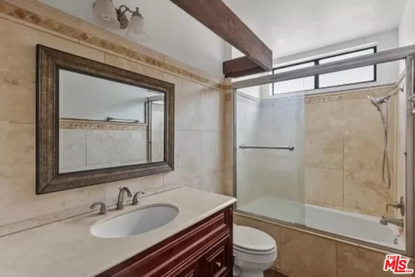 $2,200 | 18433 Hatteras Street, Unit 207, Tarzana, CA 91356