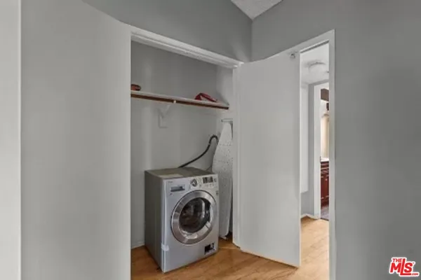 $2,200 | 18433 Hatteras Street, Unit 207, Tarzana, CA 91356