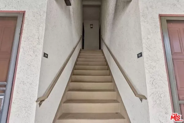 $2,200 | 18433 Hatteras Street, Unit 207, Tarzana, CA 91356
