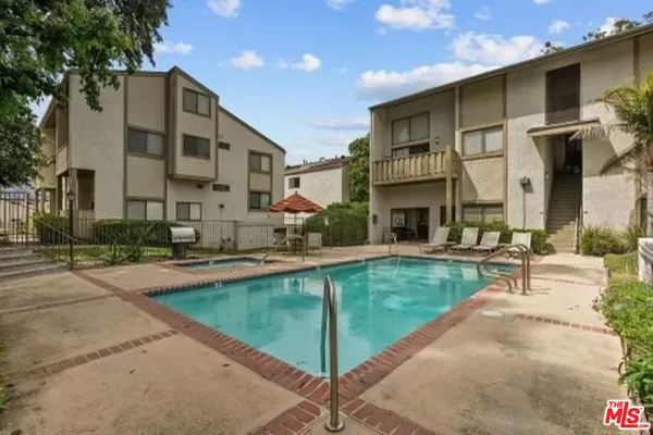 $2,200 | 18433 Hatteras Street, Unit 207, Tarzana, CA 91356